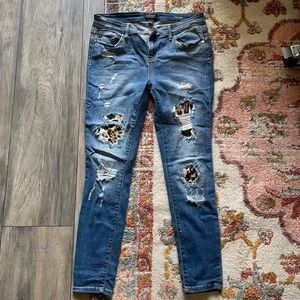 Distressed skinny jeans with leopard